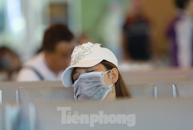 Hành khách tại sân bay Cần Thơ kín mít khẩu trang phòng chống virus Corona - Ảnh 12.