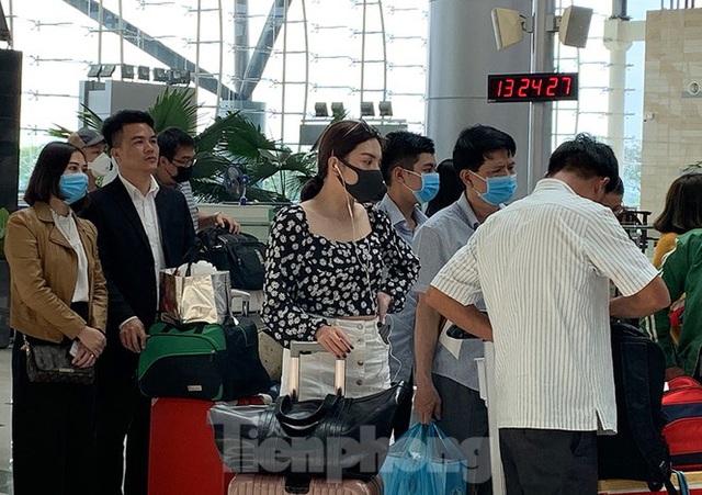 Hành khách tại sân bay Cần Thơ kín mít khẩu trang phòng chống virus Corona - Ảnh 3.