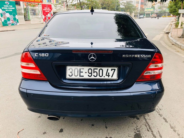  Bán Mercedes-Benz C180K Sport màu hiếm giá chưa đến 300 triệu, chủ xe hứng trọn ‘gạch đá’ đầu xuân  - Ảnh 4.