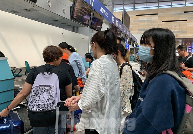 Hành khách tại sân bay Cần Thơ kín mít khẩu trang phòng chống virus Corona - Ảnh 4.