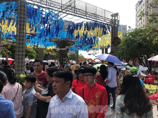 Vì sao tiểu cảnh ở phố đi bộ Nguyễn Huệ tả tơi - Ảnh 5.