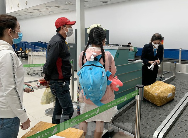 Hành khách tại sân bay Cần Thơ kín mít khẩu trang phòng chống virus Corona - Ảnh 5.