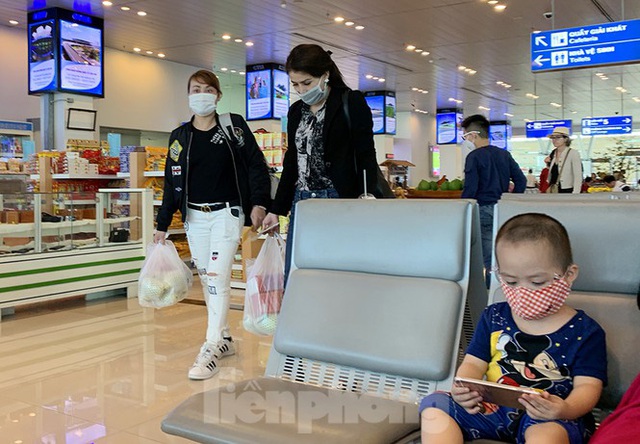 Hành khách tại sân bay Cần Thơ kín mít khẩu trang phòng chống virus Corona - Ảnh 6.