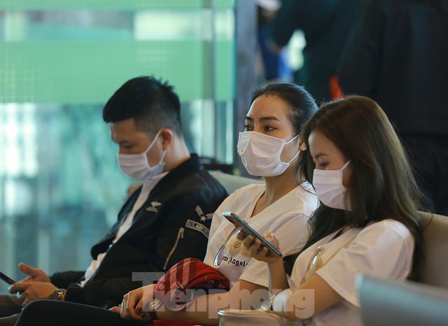 Hành khách tại sân bay Cần Thơ kín mít khẩu trang phòng chống virus Corona - Ảnh 8.