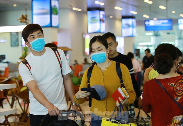 Hành khách tại sân bay Cần Thơ kín mít khẩu trang phòng chống virus Corona - Ảnh 9.