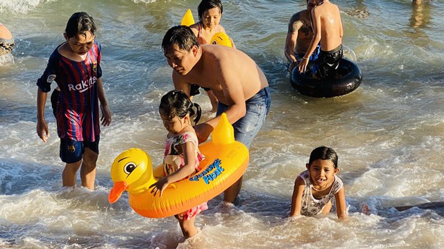 Bãi biển Phan Thiết chật kín người ngày mùng 4 Tết - Ảnh 1.