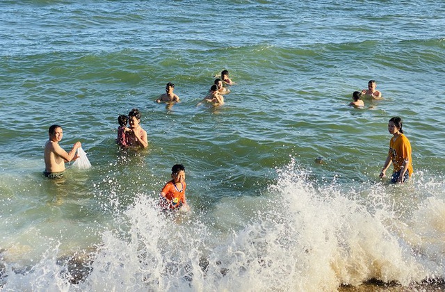 Bãi biển Phan Thiết chật kín người ngày mùng 4 Tết - Ảnh 8.