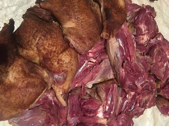 Rợn người món thịt gà tây đặc sản tràn ngập thị trường Tết - Ảnh 1.