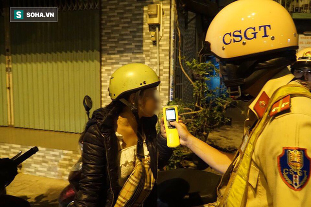  Bị CSGT dừng xe kiểm tra nồng độ cồn, đôi nam nữ phóng xe tháo chạy gây tai nạn trên đường phố Sài Gòn - Ảnh 4.