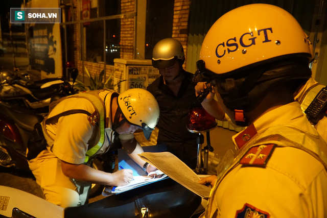  Bị CSGT dừng xe kiểm tra nồng độ cồn, đôi nam nữ phóng xe tháo chạy gây tai nạn trên đường phố Sài Gòn - Ảnh 6.