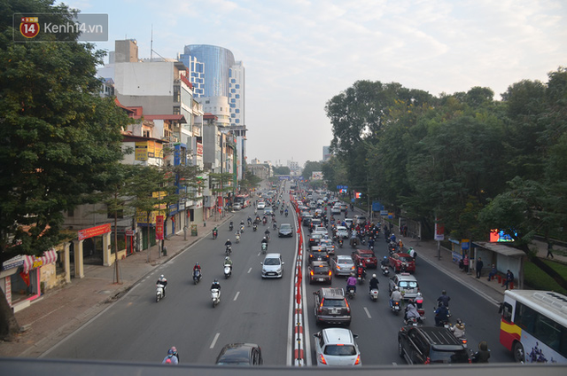  Ảnh: Đường phố Hà Nội nơi thoáng đãng, nơi ùn tắc trong ngày đi làm đầu tiên của năm 2020 - Ảnh 1.