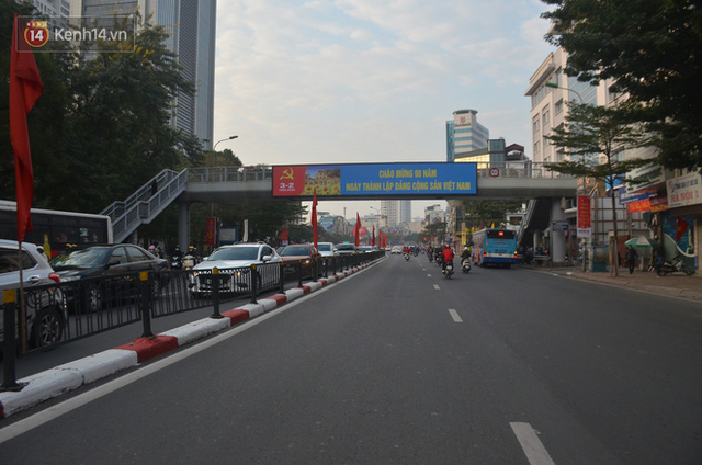  Ảnh: Đường phố Hà Nội nơi thoáng đãng, nơi ùn tắc trong ngày đi làm đầu tiên của năm 2020 - Ảnh 2.