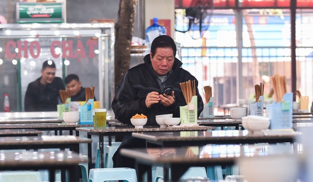 Tại sao thương mại điện tử bùng nổ nhưng người tiêu dùng Việt Nam lại tiết kiệm nhất Đông Nam Á? - Ảnh 2.