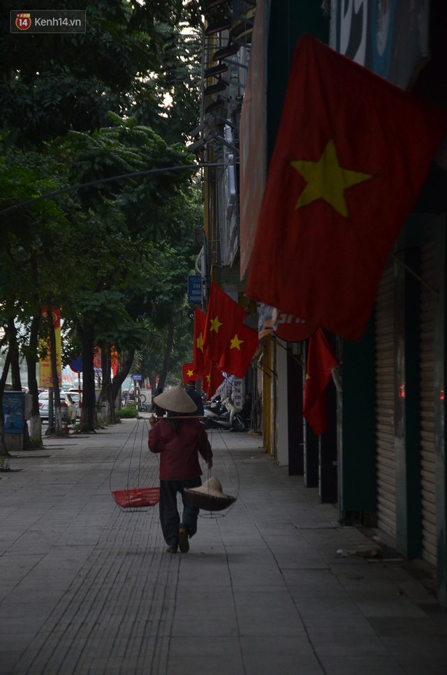  Ảnh: Đường phố Hà Nội nơi thoáng đãng, nơi ùn tắc trong ngày đi làm đầu tiên của năm 2020 - Ảnh 15.