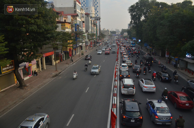  Ảnh: Đường phố Hà Nội nơi thoáng đãng, nơi ùn tắc trong ngày đi làm đầu tiên của năm 2020 - Ảnh 3.