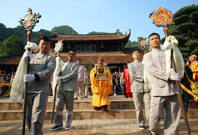 Biển người du xuân, vãn cảnh ngày khai hội chùa Hương - Ảnh 3.