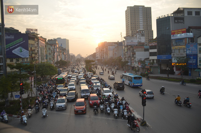  Ảnh: Đường phố Hà Nội nơi thoáng đãng, nơi ùn tắc trong ngày đi làm đầu tiên của năm 2020 - Ảnh 5.