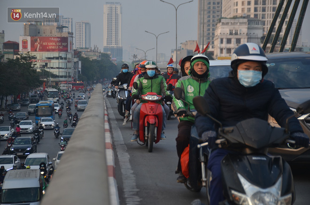  Ảnh: Đường phố Hà Nội nơi thoáng đãng, nơi ùn tắc trong ngày đi làm đầu tiên của năm 2020 - Ảnh 6.