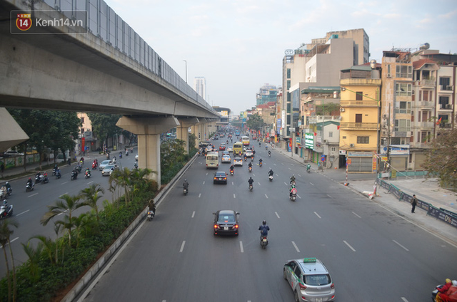  Ảnh: Đường phố Hà Nội nơi thoáng đãng, nơi ùn tắc trong ngày đi làm đầu tiên của năm 2020 - Ảnh 7.