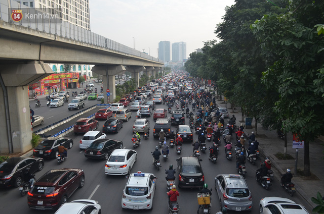  Ảnh: Đường phố Hà Nội nơi thoáng đãng, nơi ùn tắc trong ngày đi làm đầu tiên của năm 2020 - Ảnh 8.