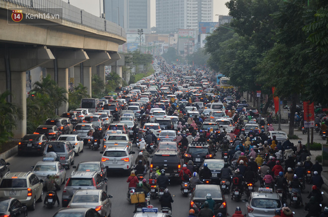  Ảnh: Đường phố Hà Nội nơi thoáng đãng, nơi ùn tắc trong ngày đi làm đầu tiên của năm 2020 - Ảnh 9.