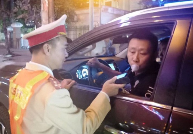  Một người Trung Quốc bị phạt 40 triệu đồng vì lái xe ôtô có nồng độ cồn  - Ảnh 1.
