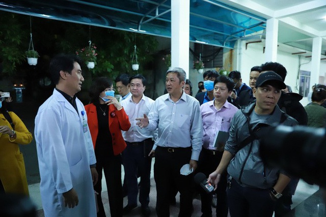 Nửa đêm, Thứ trưởng Bộ Y tế đến Đà Nẵng làm việc về virus corona - Ảnh 1.