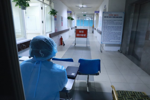 Nửa đêm, Thứ trưởng Bộ Y tế đến Đà Nẵng làm việc về virus corona - Ảnh 2.
