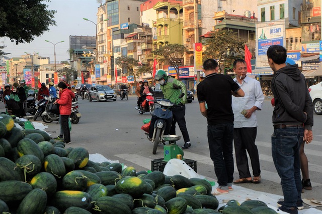 Tạm dừng thông quan nhiều cửa khẩu vì virus corona, dưa hấu quay đầu về Hà Nội bán rẻ? - Ảnh 4.