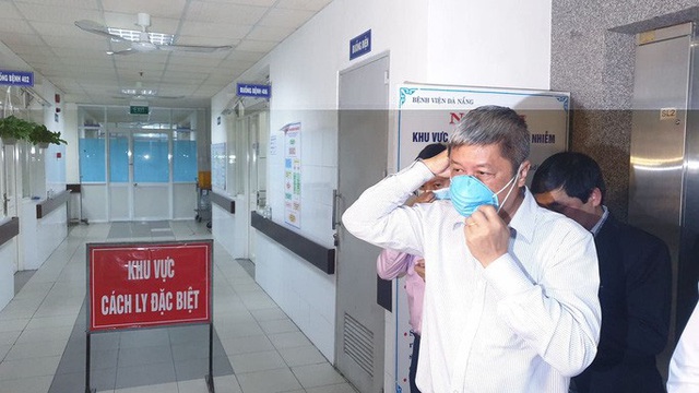 Nửa đêm, Thứ trưởng Bộ Y tế đến Đà Nẵng làm việc về virus corona - Ảnh 3.