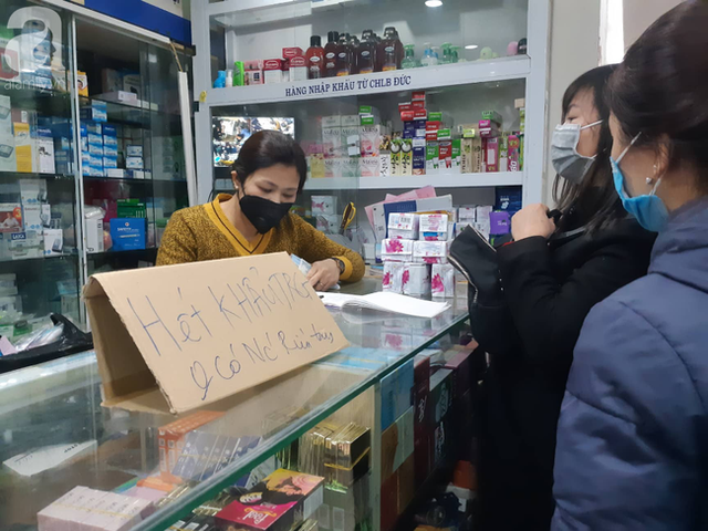 Hà Nội: Ngán ngẩm cảnh tranh giành mua khẩu trang tại chợ thuốc lớn nhất - Ảnh 9.