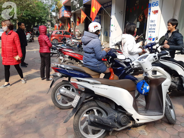 Hà Nội: Ngán ngẩm cảnh tranh giành mua khẩu trang tại chợ thuốc lớn nhất - Ảnh 10.