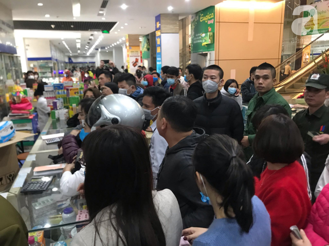 Hà Nội: Ngán ngẩm cảnh tranh giành mua khẩu trang tại chợ thuốc lớn nhất - Ảnh 11.