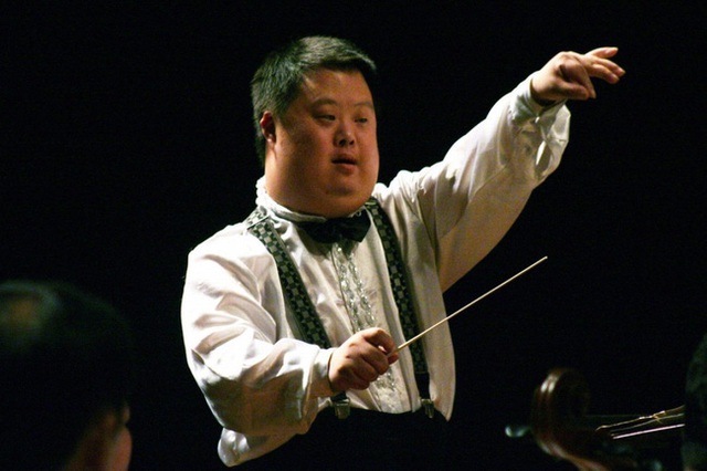 Chu Châu - Nhạc trưởng chỉ huy cả dàn nhạc nhưng có IQ chỉ bằng đứa trẻ 3 tuổi khiến thế giới ngỡ ngàng  - Ảnh 1.