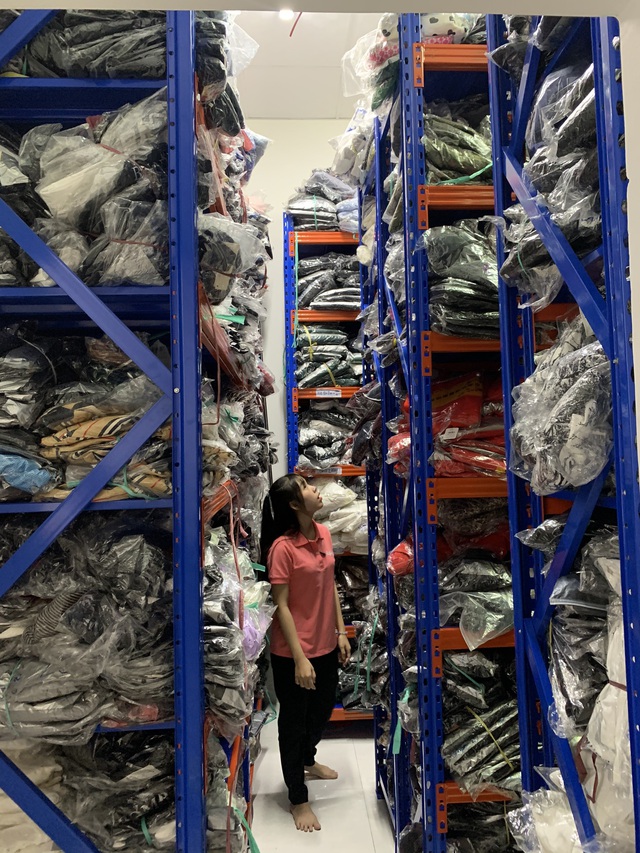 Thu giữ gần 7000 sản phẩm quần áo, túi xách không rõ nguồn gốc tại Đồng Nai - Ảnh 1.
