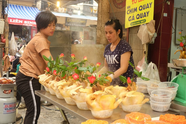 Nửa triệu đồng bộ gà cánh tiên kèm xôi gấc, khách quây kín chờ mua cúng Rằm tháng Chạp - Ảnh 2.