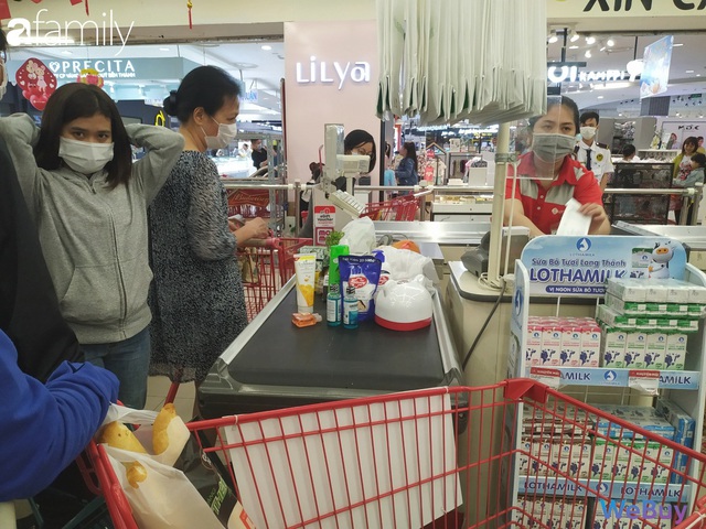 Sài Gòn chống Corona: Siêu thị, hiệu thuốc cháy hàng, khách muốn mua phải chờ sang tuần sau - Ảnh 2.