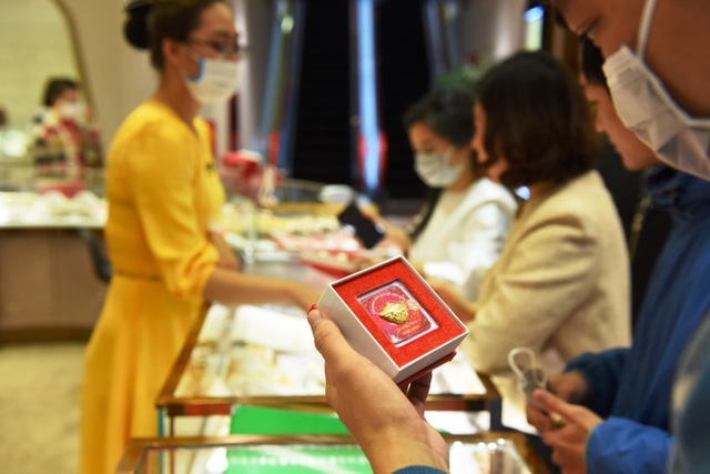 Ngày Thần tài thời corona, doanh nghiệp chuẩn bị sẵn khẩu trang 3D tặng khách khi đến mua vàng - Ảnh 1.