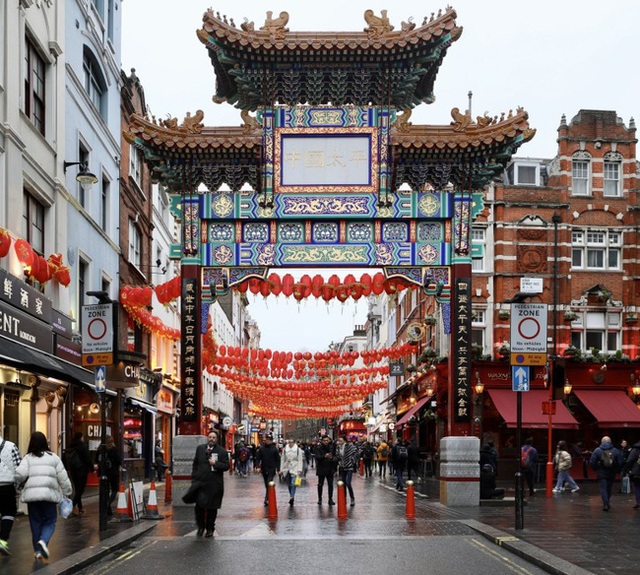 Đâu chỉ có Trung Quốc, cộng đồng người Hoa ở Anh cũng chật vật trước dịch viêm phổi Vũ Hán bùng phát: Đường phố vắng hoe và bị xa lánh - Ảnh 1.