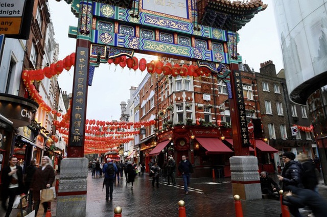 Đâu chỉ có Trung Quốc, cộng đồng người Hoa ở Anh cũng chật vật trước dịch viêm phổi Vũ Hán bùng phát: Đường phố vắng hoe và bị xa lánh - Ảnh 2.