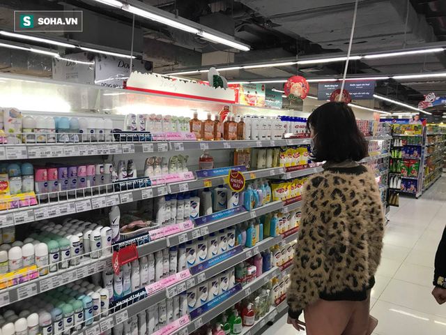 Hà Nội: Khẩu trang bị vét sạch khi chưa lên kệ siêu thị, hạn chế khách mua tối đa 2 gói/lần - Ảnh 11.