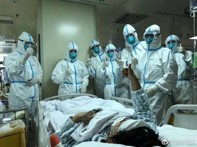 Loạt ảnh chụp đội ngũ y bác sĩ giữa ổ dịch Vũ Hán cho thấy sự hy sinh cao cả, bất chấp mạng sống để chiến đấu với virus corona - Ảnh 15.