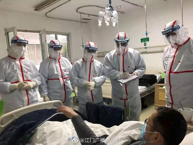 Loạt ảnh chụp đội ngũ y bác sĩ giữa ổ dịch Vũ Hán cho thấy sự hy sinh cao cả, bất chấp mạng sống để chiến đấu với virus corona - Ảnh 16.