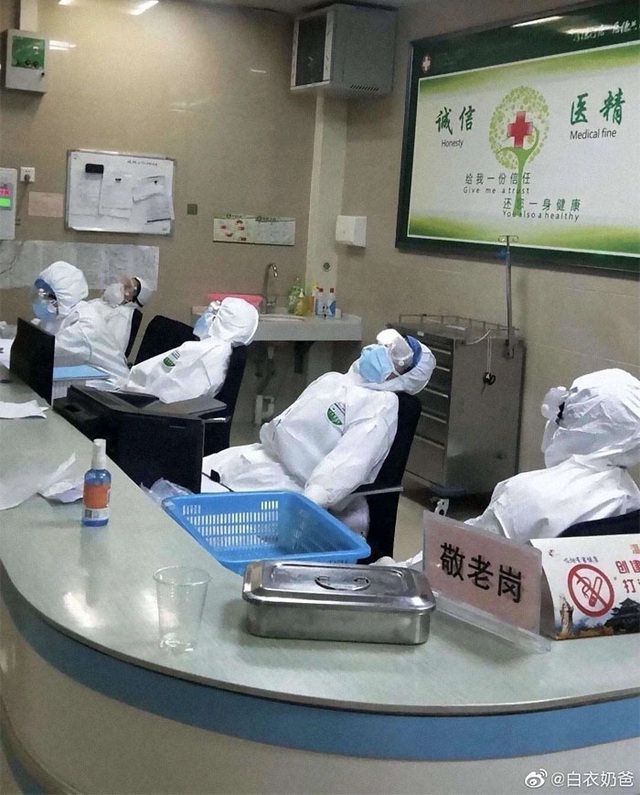 Loạt ảnh chụp đội ngũ y bác sĩ giữa ổ dịch Vũ Hán cho thấy sự hy sinh cao cả, bất chấp mạng sống để chiến đấu với virus corona - Ảnh 17.
