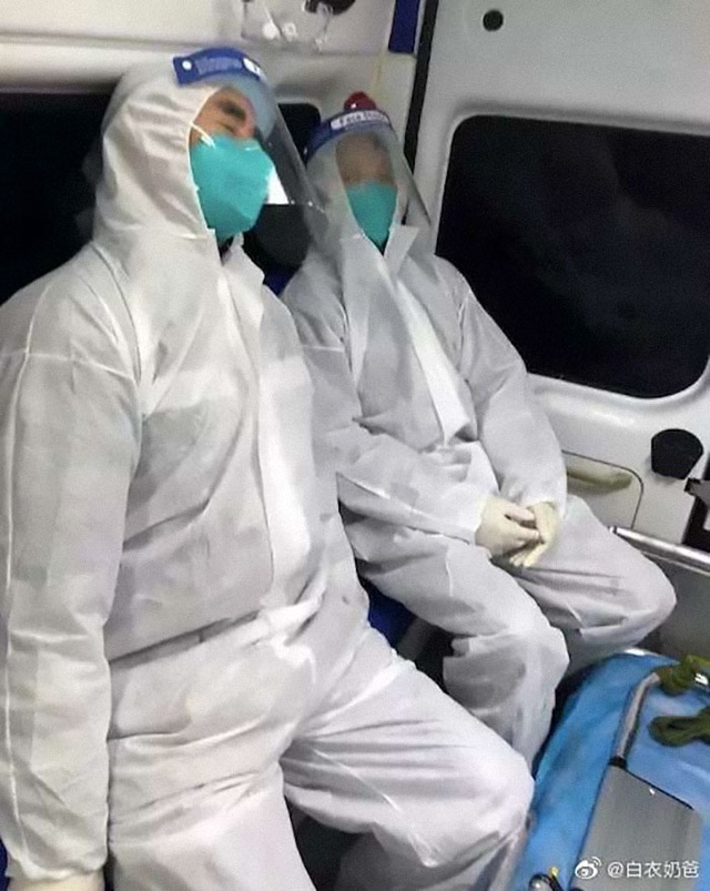 Loạt ảnh chụp đội ngũ y bác sĩ giữa ổ dịch Vũ Hán cho thấy sự hy sinh cao cả, bất chấp mạng sống để chiến đấu với virus corona - Ảnh 20.