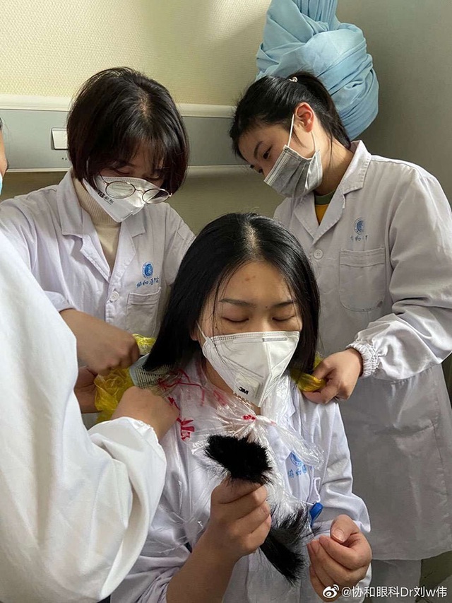 Loạt ảnh chụp đội ngũ y bác sĩ giữa ổ dịch Vũ Hán cho thấy sự hy sinh cao cả, bất chấp mạng sống để chiến đấu với virus corona - Ảnh 3.