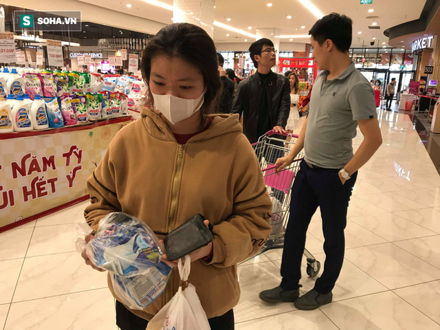 Hà Nội: Khẩu trang bị vét sạch khi chưa lên kệ siêu thị, hạn chế khách mua tối đa 2 gói/lần - Ảnh 8.