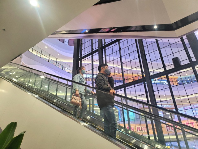 Cảnh khác lạ của loạt trung tâm thương mại, khu vui chơi mua sắm tại Hà Nội - Ảnh 1.