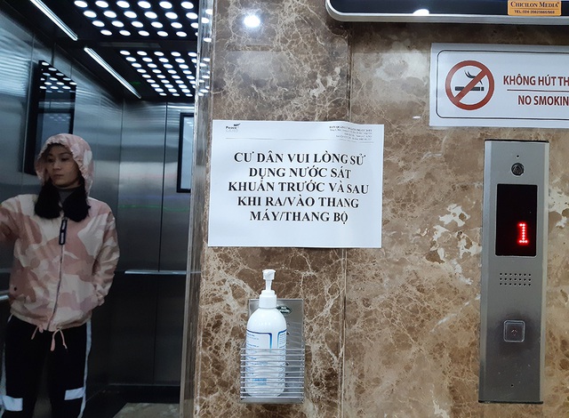  Thông báo dán khắp nơi tại thang máy các toà nhà.