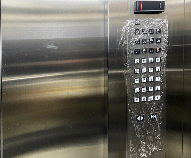  Một số chung cư tiến hành bọc nylon khu vực nút bấm thang máy, thay màng bọc hàng ngày để đảm bảo an toàn.